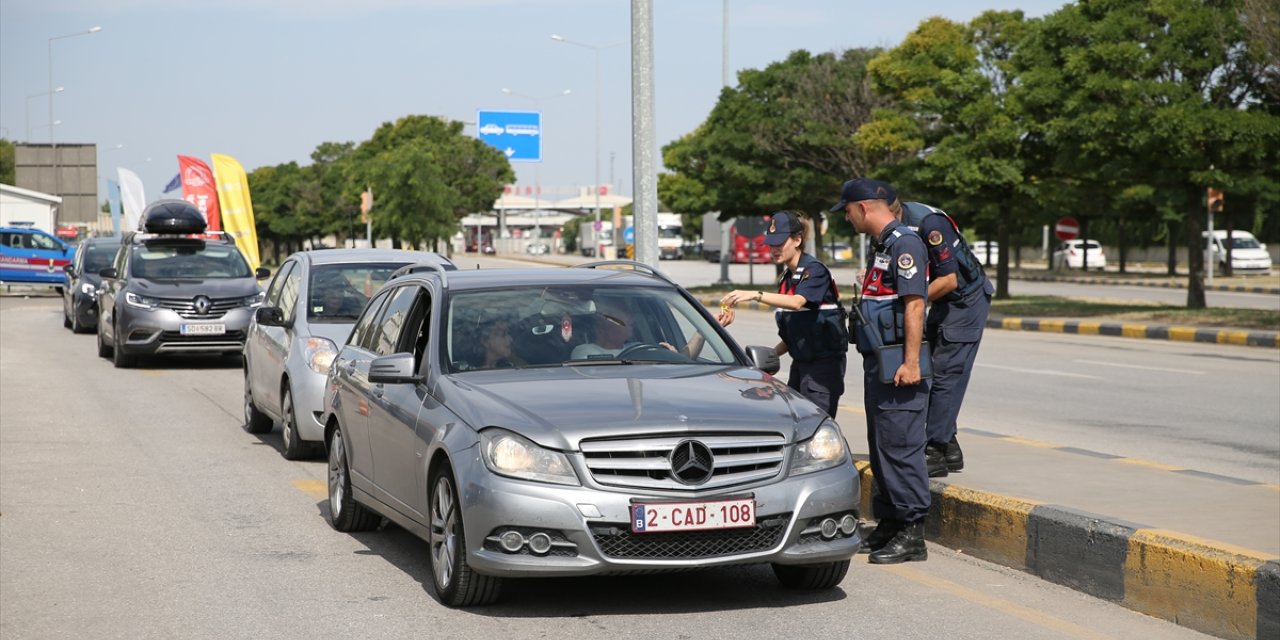 Jandarma ekipleri Kapıkule'den yurda giren gurbetçileri ikramlarla karşılıyor