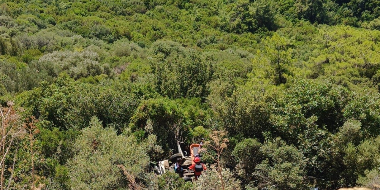 Muğla'da uçuruma devrilen otomobilin kadın sürücüsü halat yardımıyla kurtarıldı