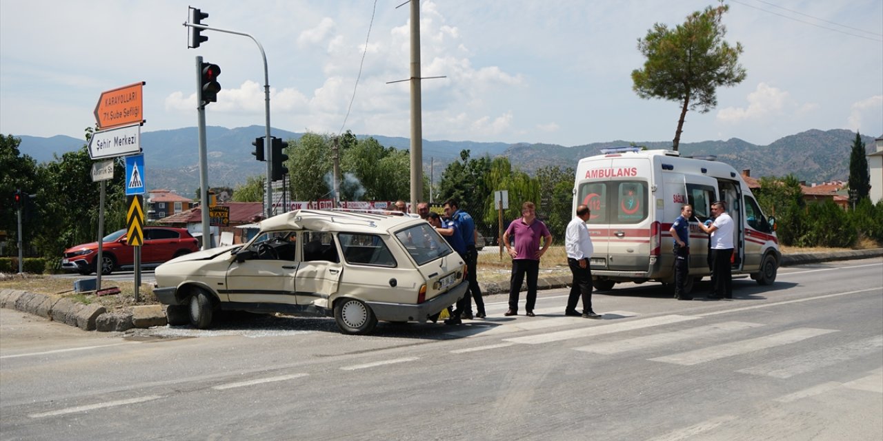 Çorum'da yolcu otobüsüyle çarpışan otomobilin sürücüsü yaralandı