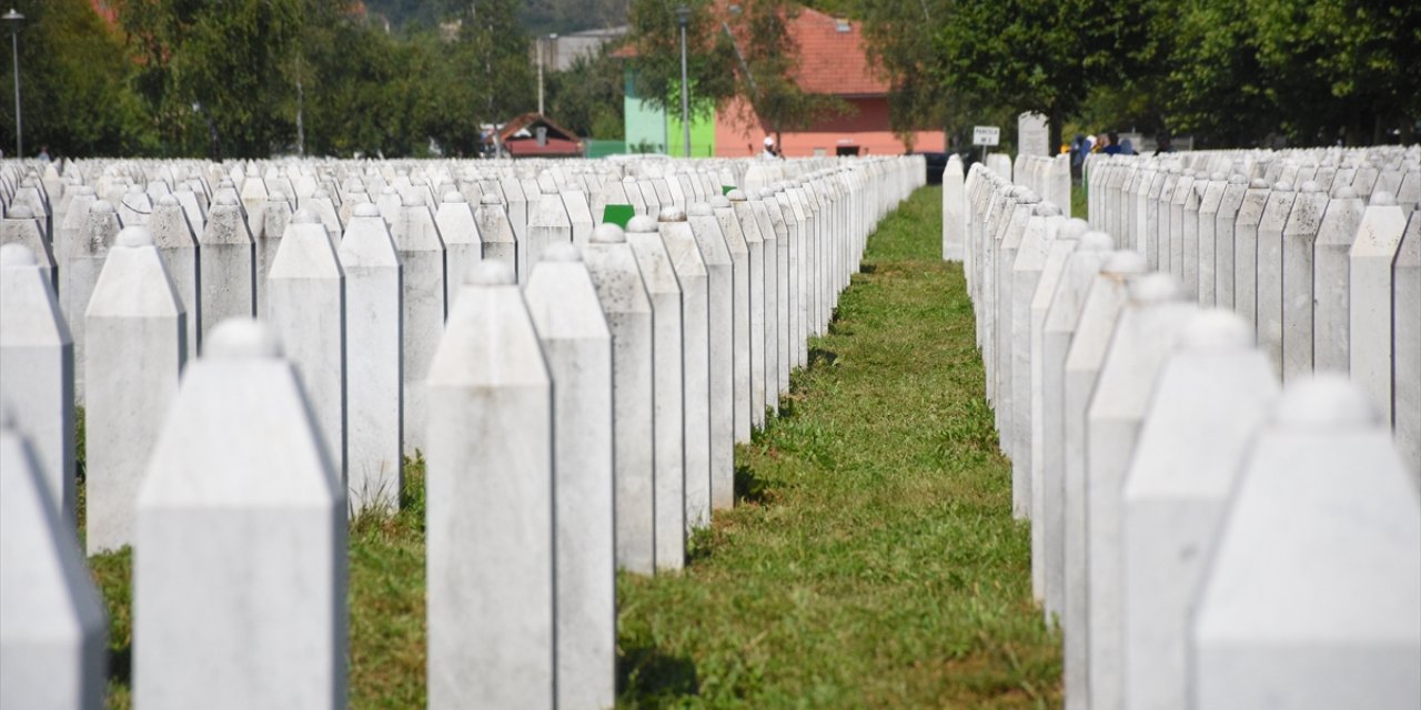 Srebrenitsa'daki Potoçari Anıt Mezarlığı anma ve cenaze törenlerinin ardından sessizliğe büründü