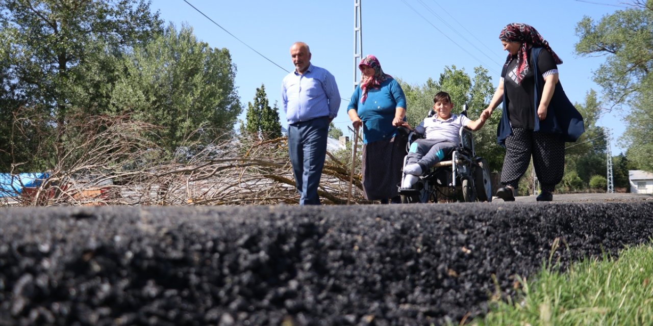 Engelli çocuğun evinin yolu rahat tekerlekli araç kullanabilmesi için asfaltlandı