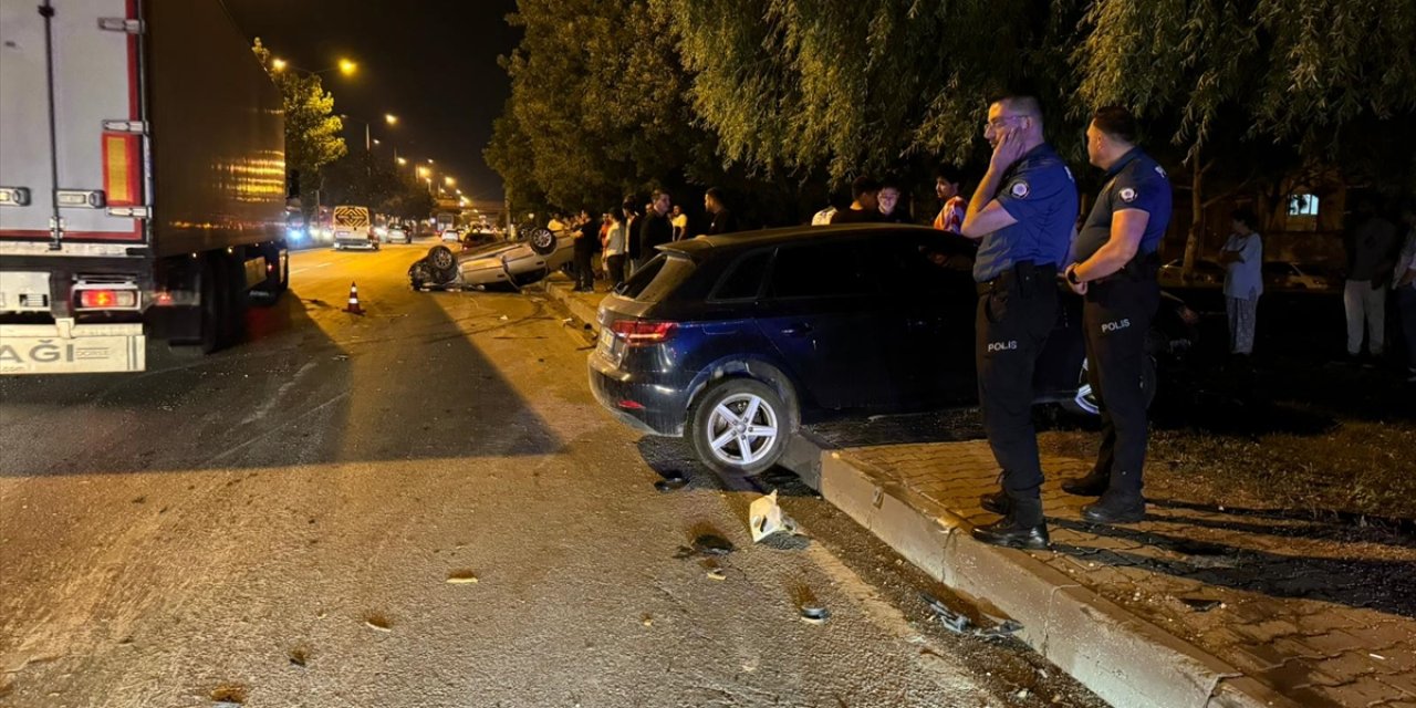 Eskişehir'de 3 otomobilin karıştığı trafik kazasında 2 kişi yaralandı