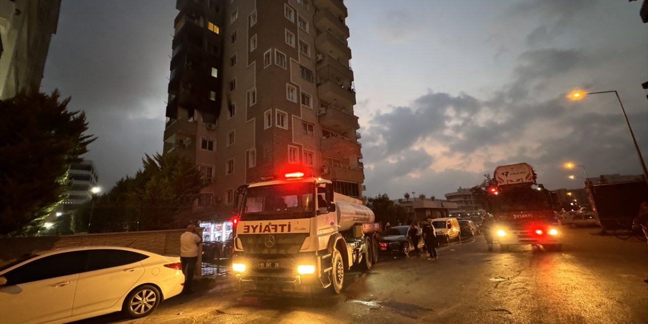 Adana'da apartmanda çıkan yangında pencereden sarkınca düşen kişi öldü