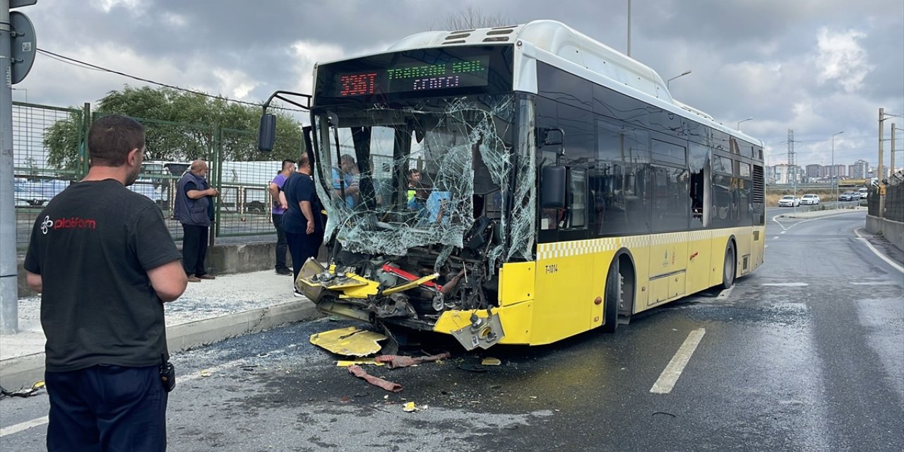 GÜNCELLEME - Sultangazi'de İETT otobüsünün tıra çarptığı kazada 7 kişi yaralandı