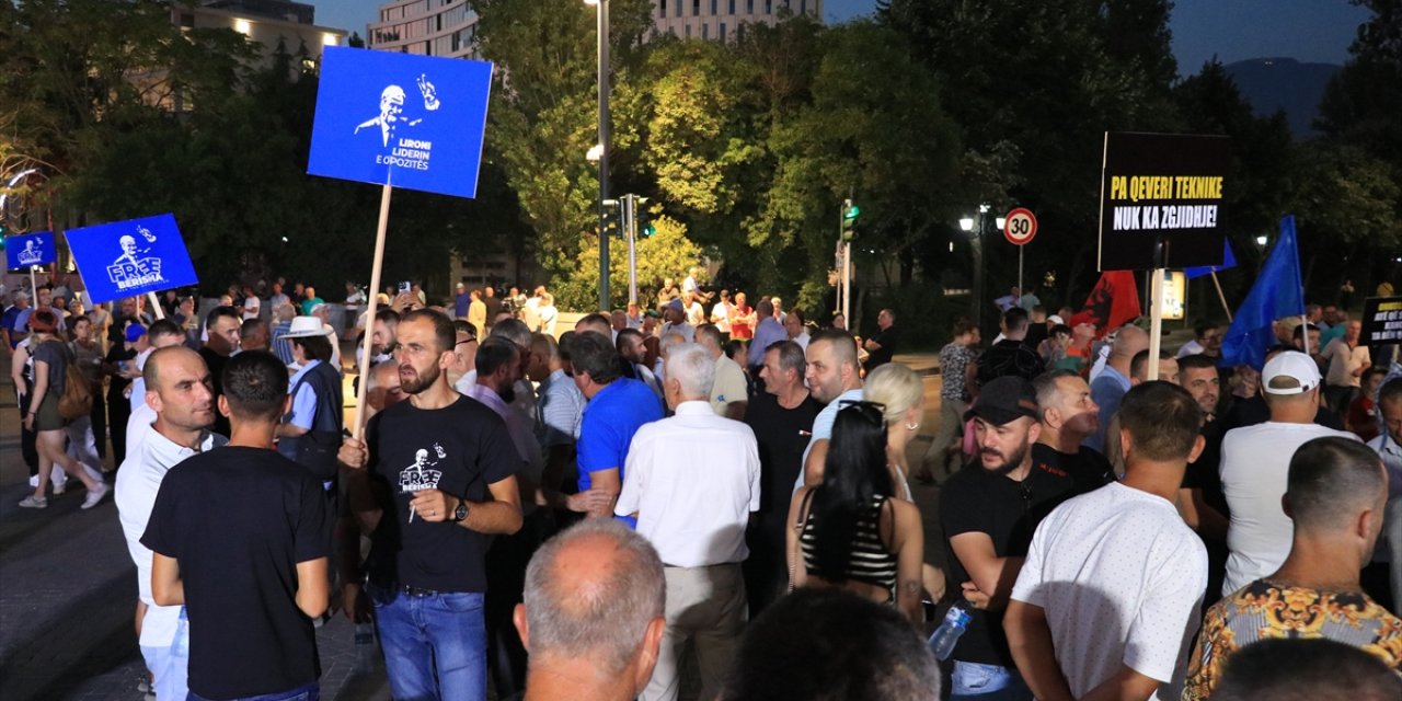 Arnavutluk'ta hükümet karşıtı protesto