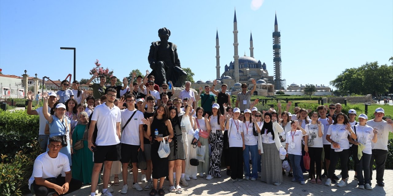 Edirne'deki yaz kampına katılan Balkanlar'da yaşayan öğrenciler Selimiye Camisi'ni gezdi