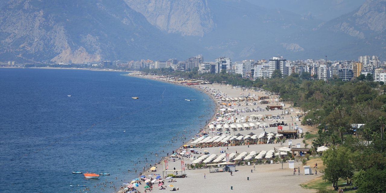 Antalya'da sıcaktan bunalanlar sahillerde yoğunluk oluşturdu