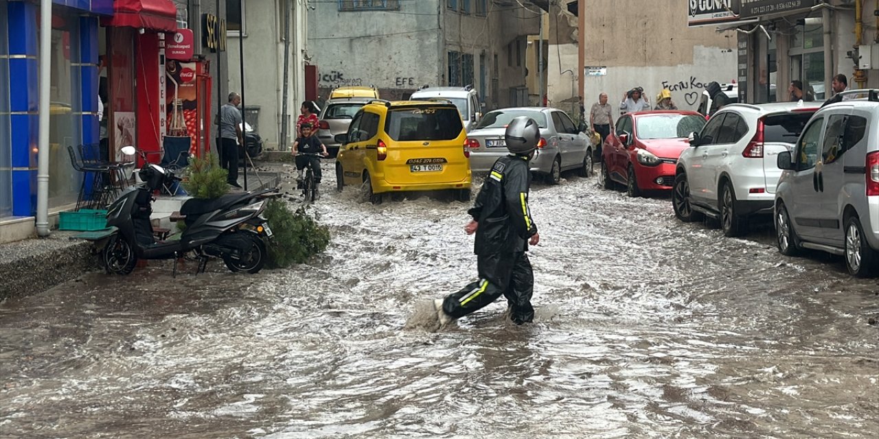 Kütahya'da dolu ve sağanak etkili oldu