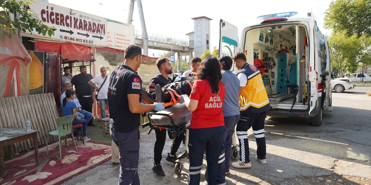 Adıyaman'da halk otobüsü ile 2 otomobil çarpıştı, 3 kişi yaralandı