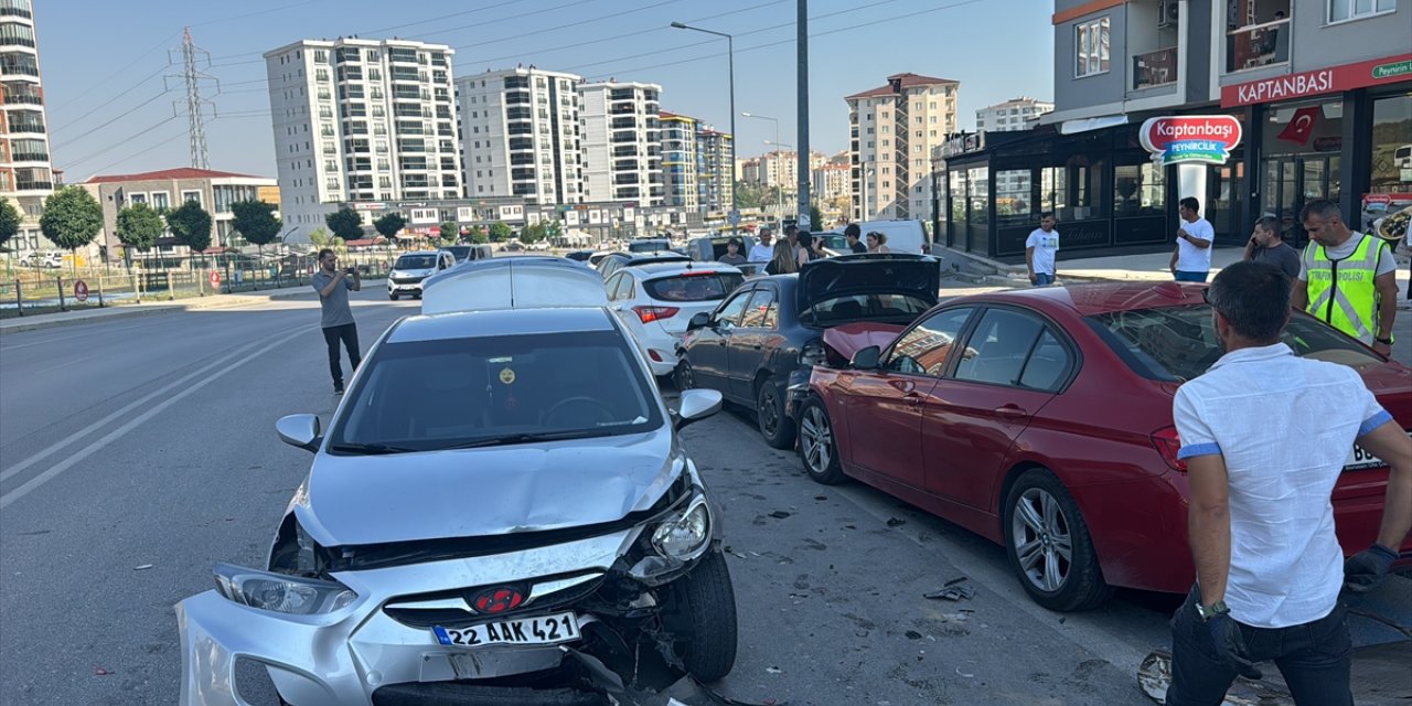 Edirne'de bisiklet yolunda park halindeki otomobile çarpan araçtaki 2 kişi yaralandı