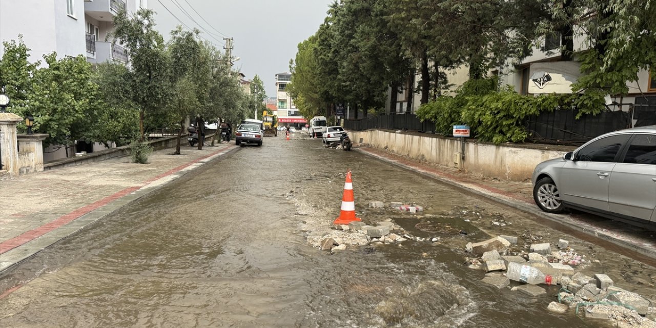 Denizli'de sağanak hayatı olumsuz etkiledi