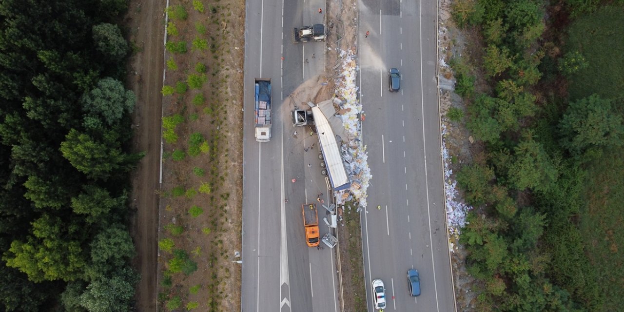 Bilecik'te devrilen tırın sürücüsü yaralandı