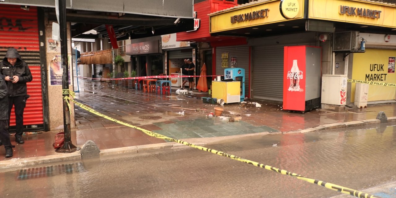 İzmir'de sağanaktan kaçmaya çalışan 2 kişi, elektrik akımına kapılarak öldü