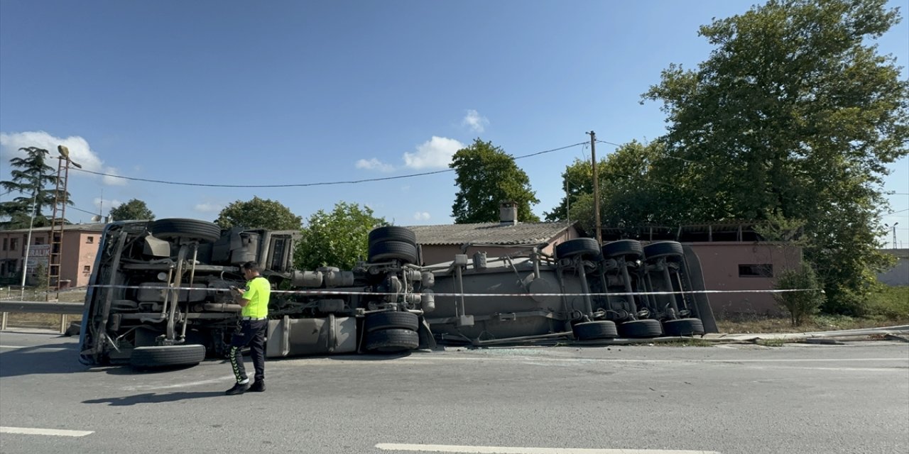 Pendik'te beton mikseri devrildi