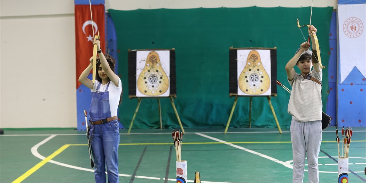 Muş'ta geleneksel okçulukta geleceğin "Mete Gazoz"ları yetişiyor