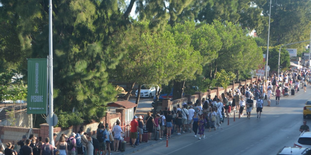 Midilli Adası'na gitmek isteyen tatilciler Ayvalık'ta yoğunluk oluşturdu