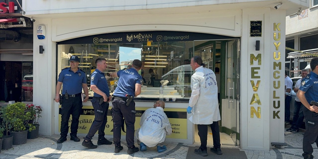 Sancaktepe'de kuyumcu soyan şüpheliler kaçarken iş yeri sahibini yaraladı