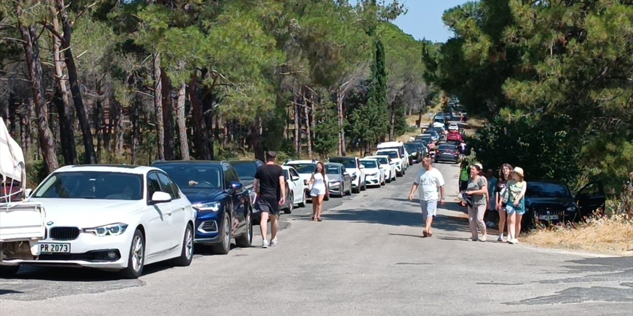 Gökçeada ve Bozcaada feribotlarında yoğunluk yaşanıyor