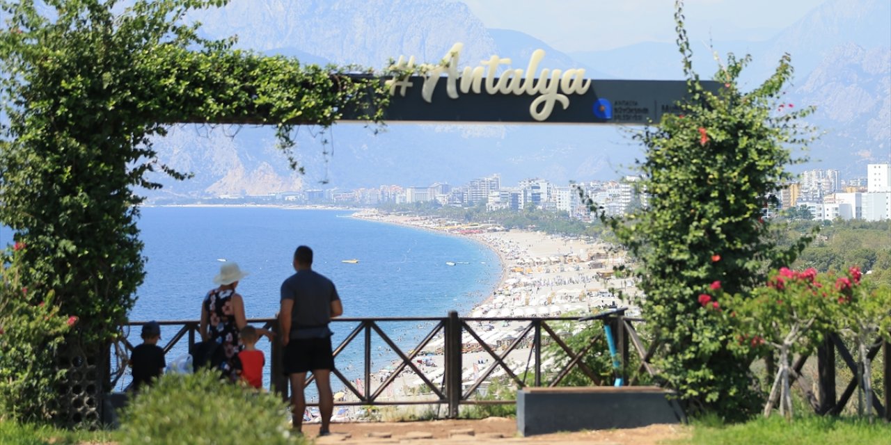 Antalya sahillerinde sıcak hava yoğunluğu