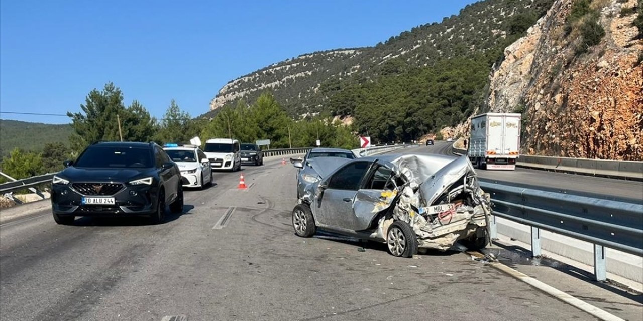 Antalya'da üç aracın karıştığı kazada 1 kişi öldü, 1 kişi yaralandı