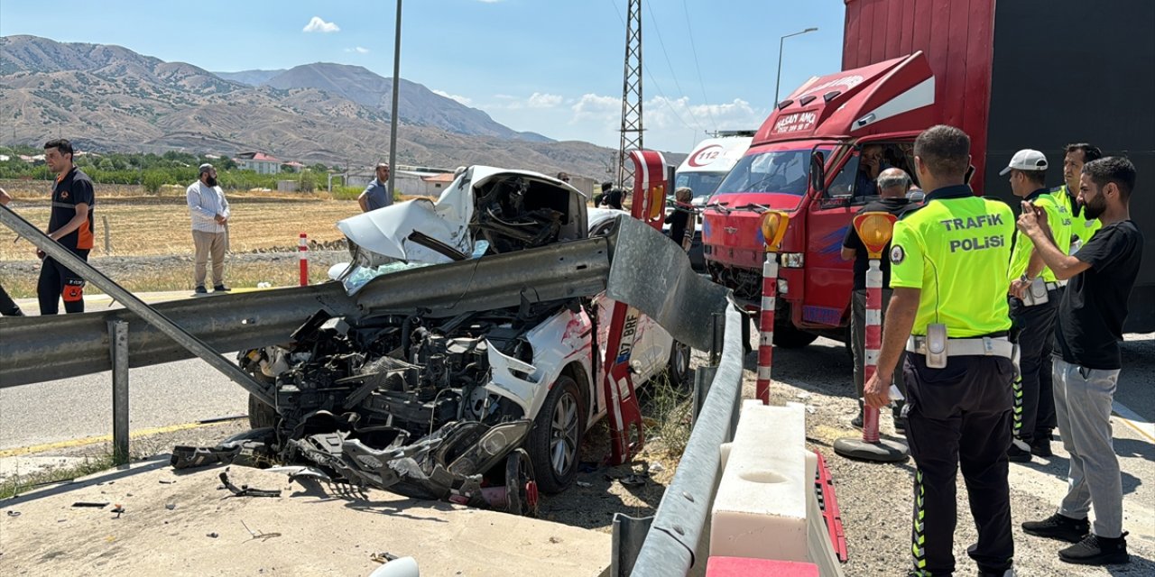 Elazığ'da otomobil ile kamyon çarpıştı, 4 kişi yaralandı