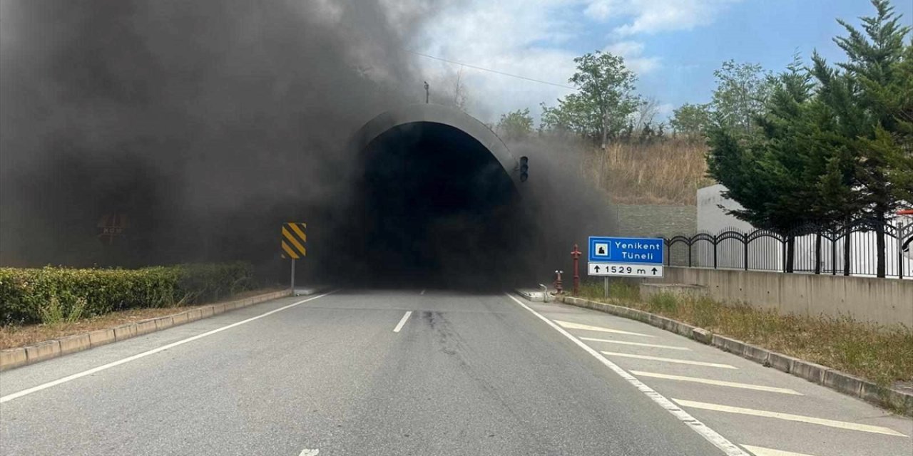 Sinop'ta tünelde devrilip alev alan otomobildeki 2 kişi yaralandı