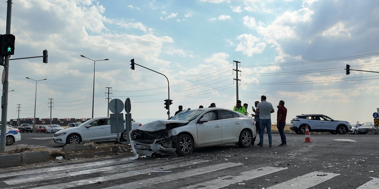 Diyarbakır'da 2 otomobil çarpıştı, 4 kişi yaralandı