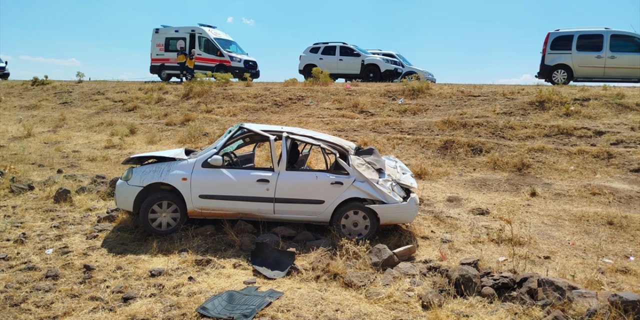 Şanlıurfa'da şarampole devrilen otomobildeki 4 kişi yaralandı