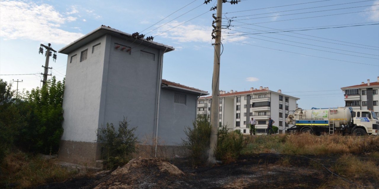 Çorum'da elektrik direğinden düşen kıvılcımların çıkardığı yangın söndürüldü