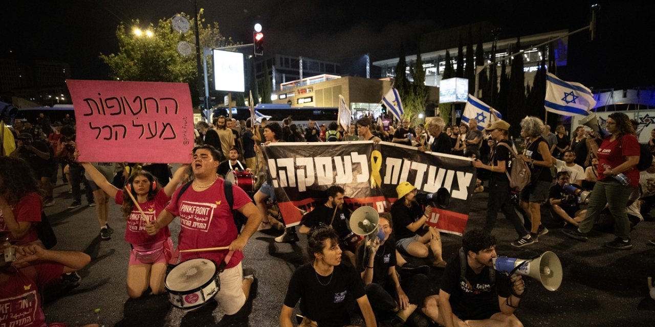 Gazze'deki İsrailli esirlerin yakınları anlaşma talebiyle Tel Aviv'den Kudüs'e yürüdü