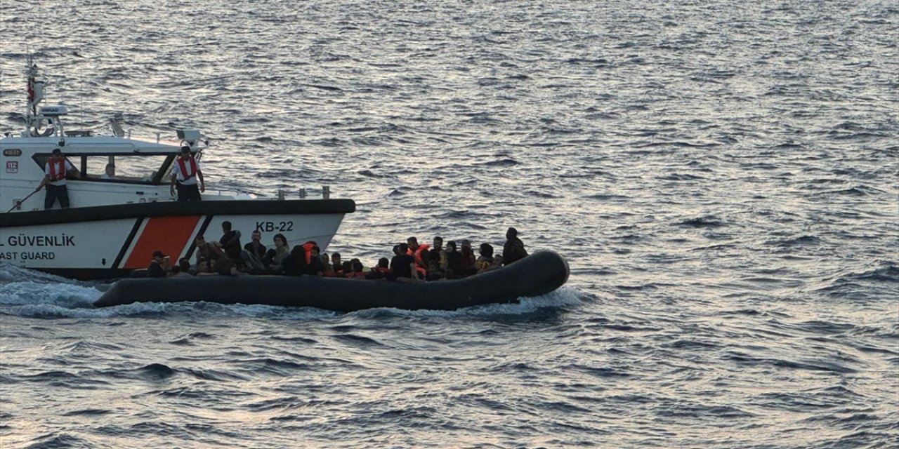 İzmir açıklarında 15 düzensiz göçmen kurtarıldı, 88 göçmen yakalandı