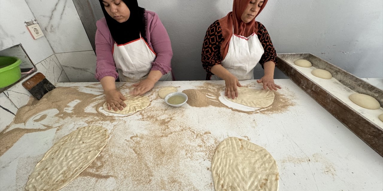 Eşinin ekmek fırınını devralan Gülcan usta, ateşin başına kızları ve yeğeniyle geçiyor