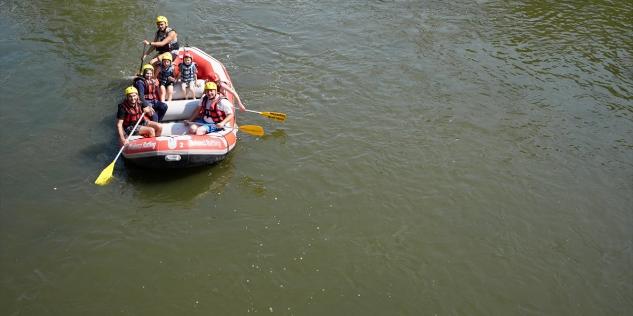 Düzce'de maceraseverler sıcakta rafting yaparak serinliyor