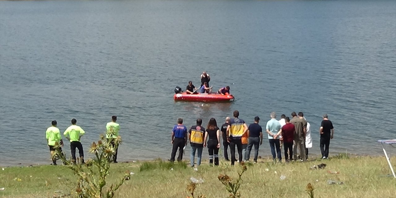 Bilecik'te baraja düşen otomobildeki 4 yaşındaki çocuk öldü