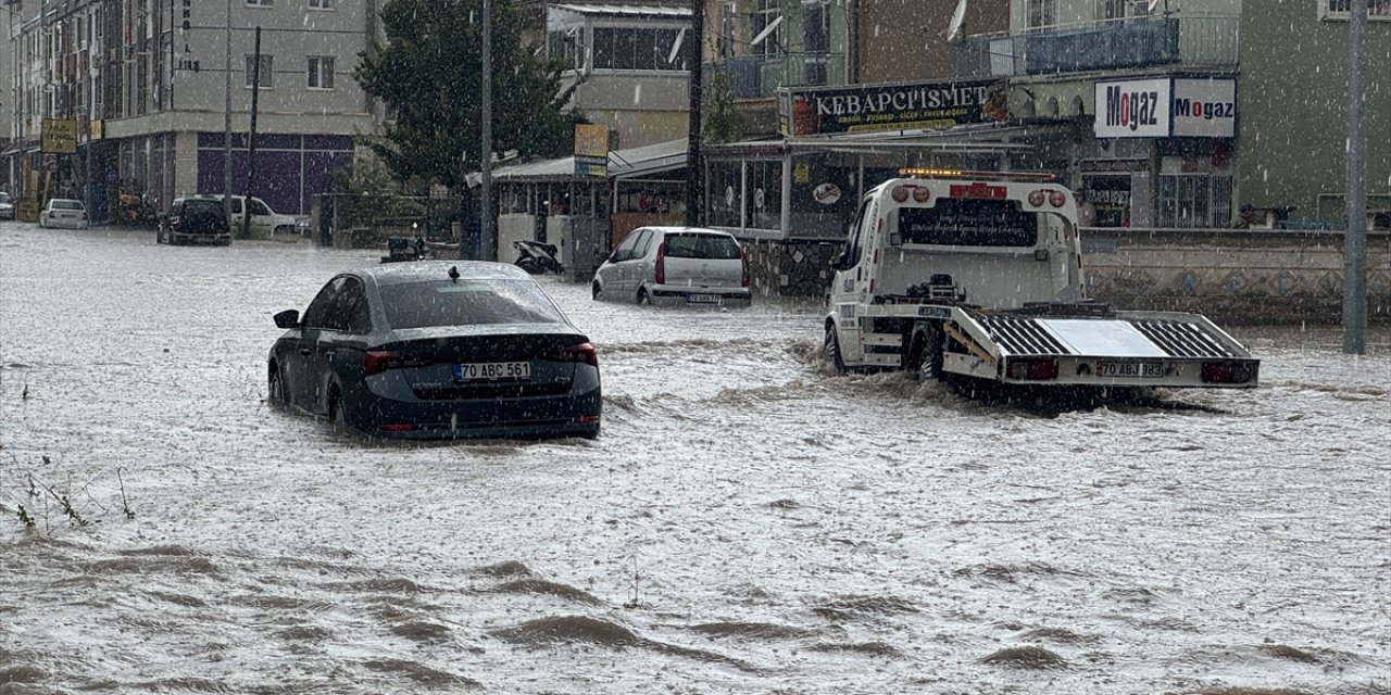 Karaman'da sağanak hayatı olumsuz etkiledi