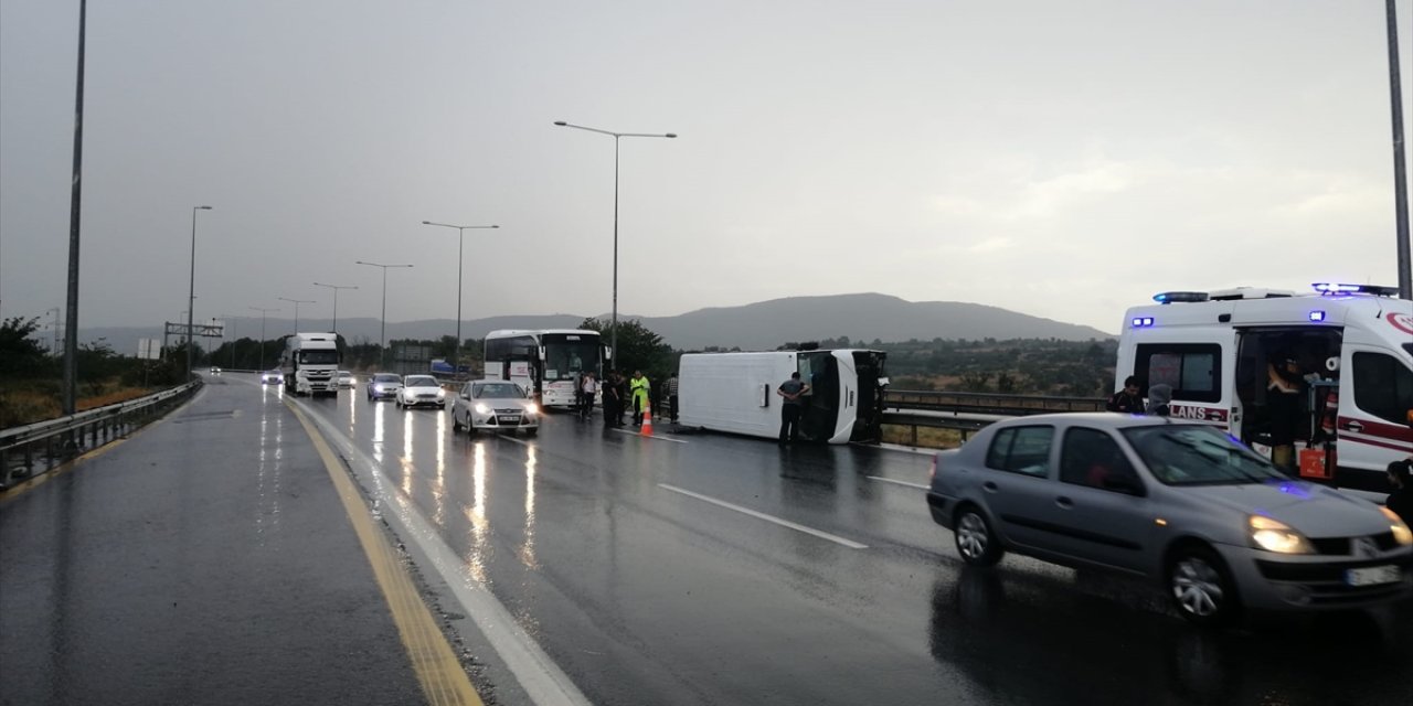 Adana'da tarım işçilerini taşıyan midibüsün devrilmesi sonucu 12 kişi yaralandı