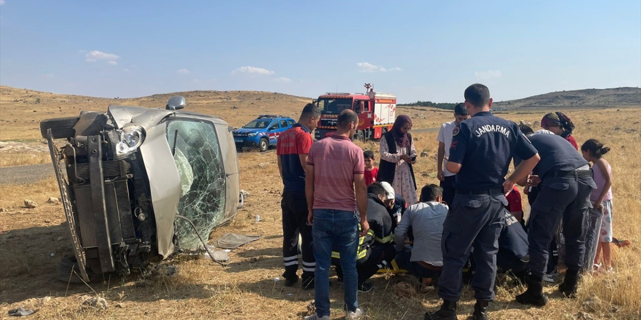 Mardin'de devrilen otomobildeki 2 kişi yaralandı