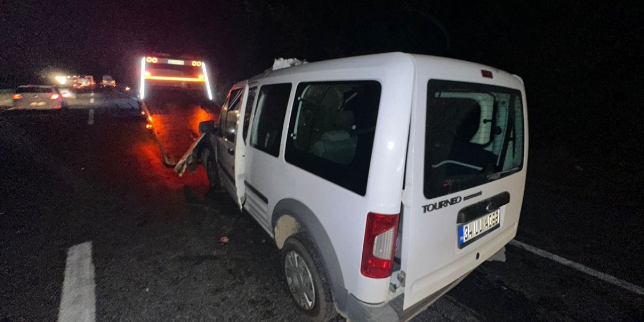 Sakarya'da tıra çarpan hafif ticari araç sürücüsü ağır yaralandı