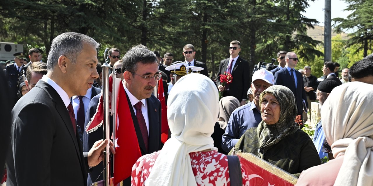 Cumhurbaşkanı Yardımcısı Yılmaz ve Bakan Yerlikaya, 15 Temmuz Şehitliği'ndeki anma törenine katıldı