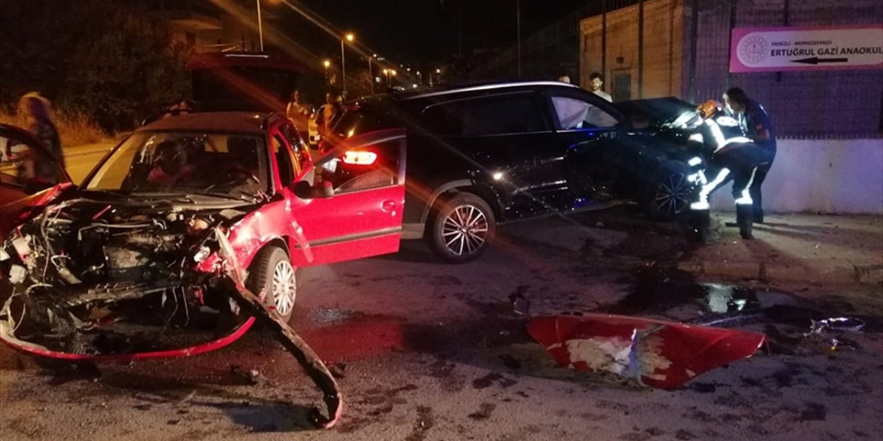 Denizli'de iki otomobilin çarpıştığı kazada 6 yaşındaki çocuk öldü