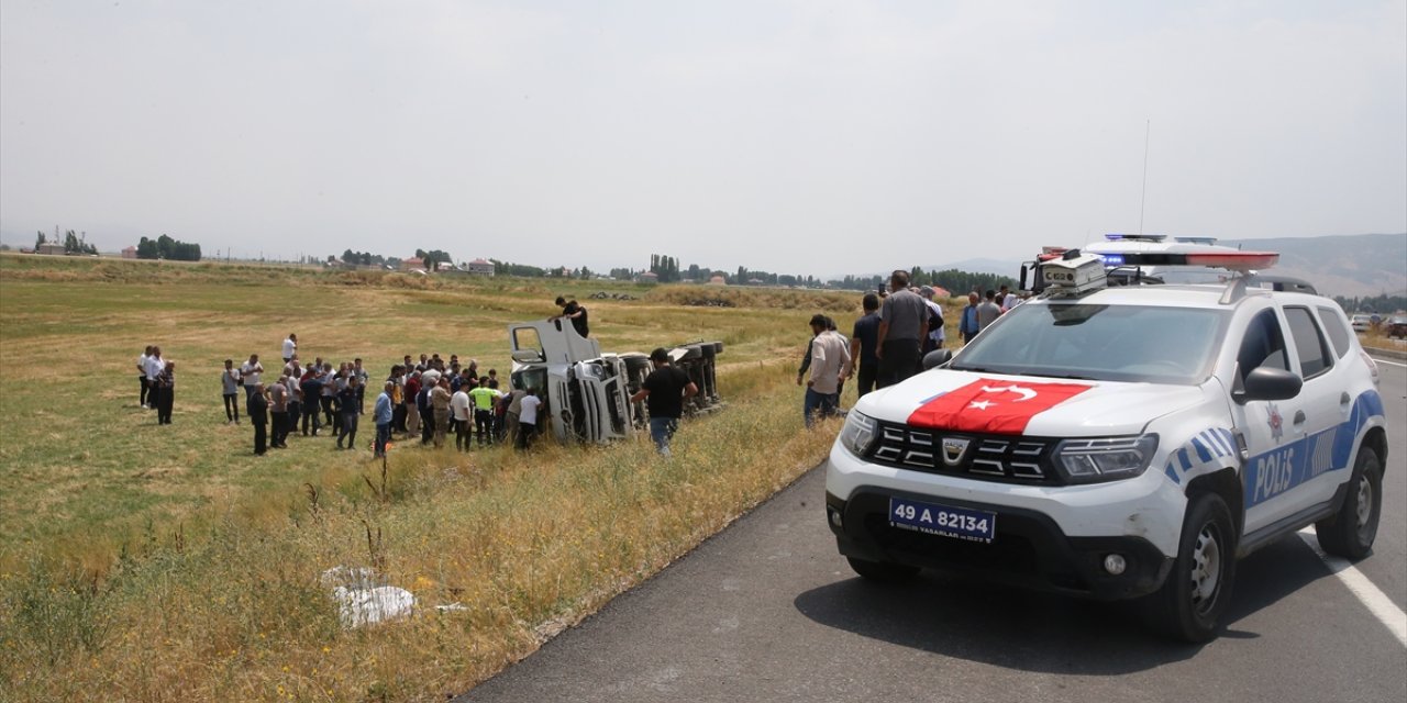 Muş'ta devrilen tırın sürücüsü yaralandı