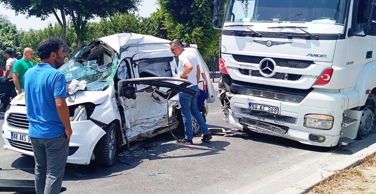 Mersin'de tırın çarptığı hafif ticari aracın sürücüsü öldü