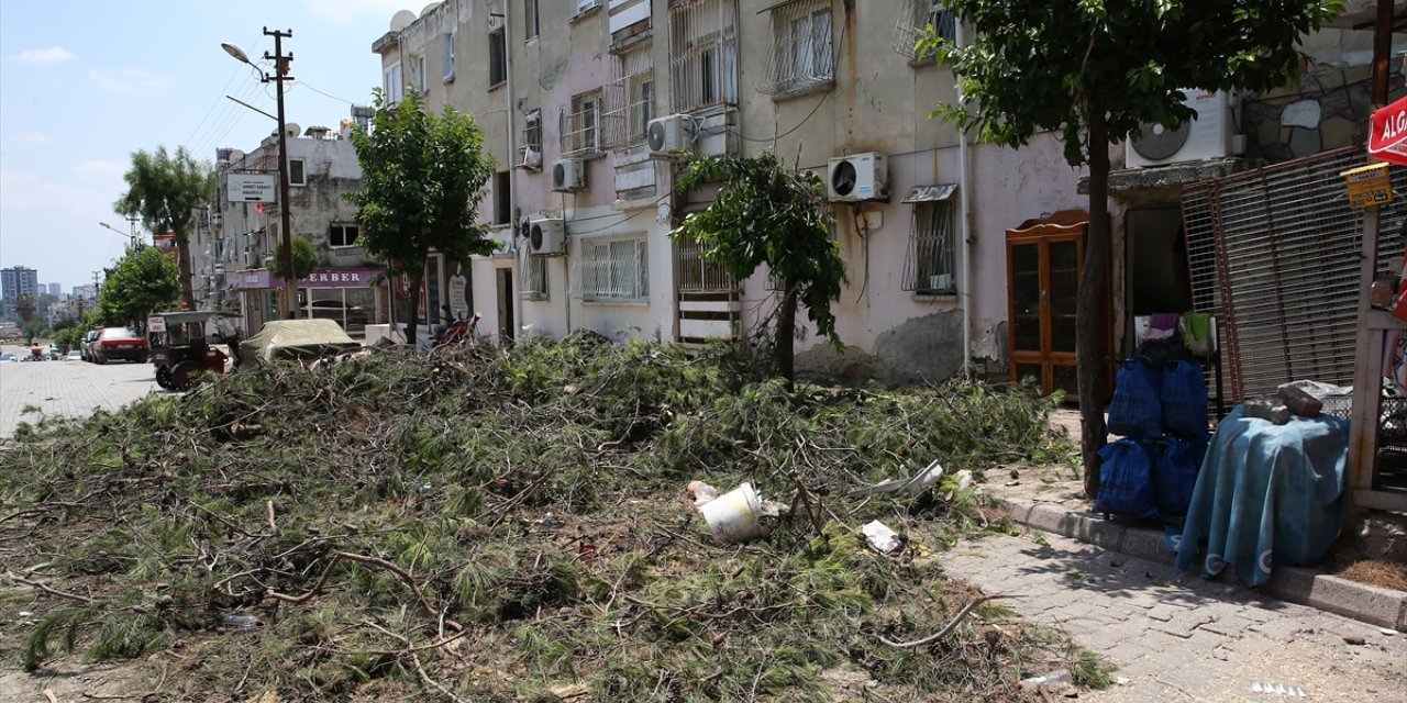 Adana'daki fırtınanın etkisi güvenlik kamerasınca görüntülendi