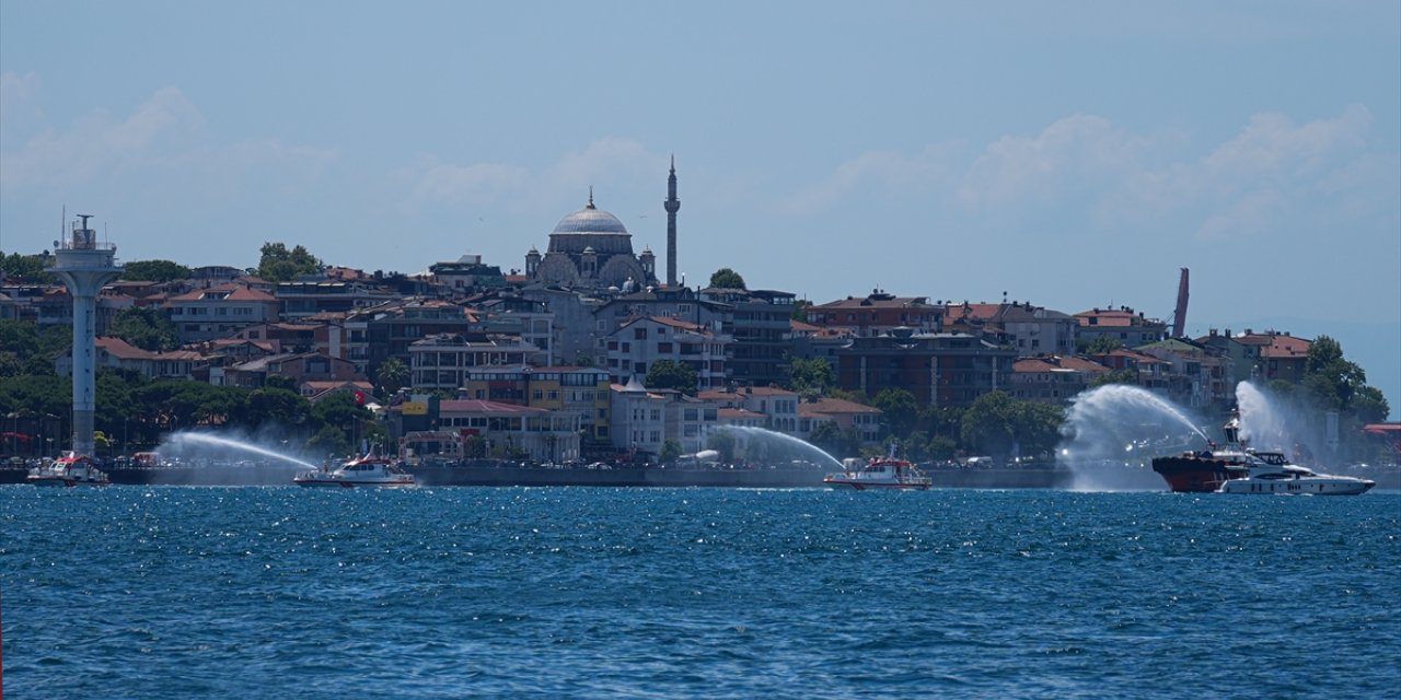 Kıyı Emniyeti, şehit ve gaziler anısına deniz araçlarıyla Boğaz'da saygı seyri yaptı