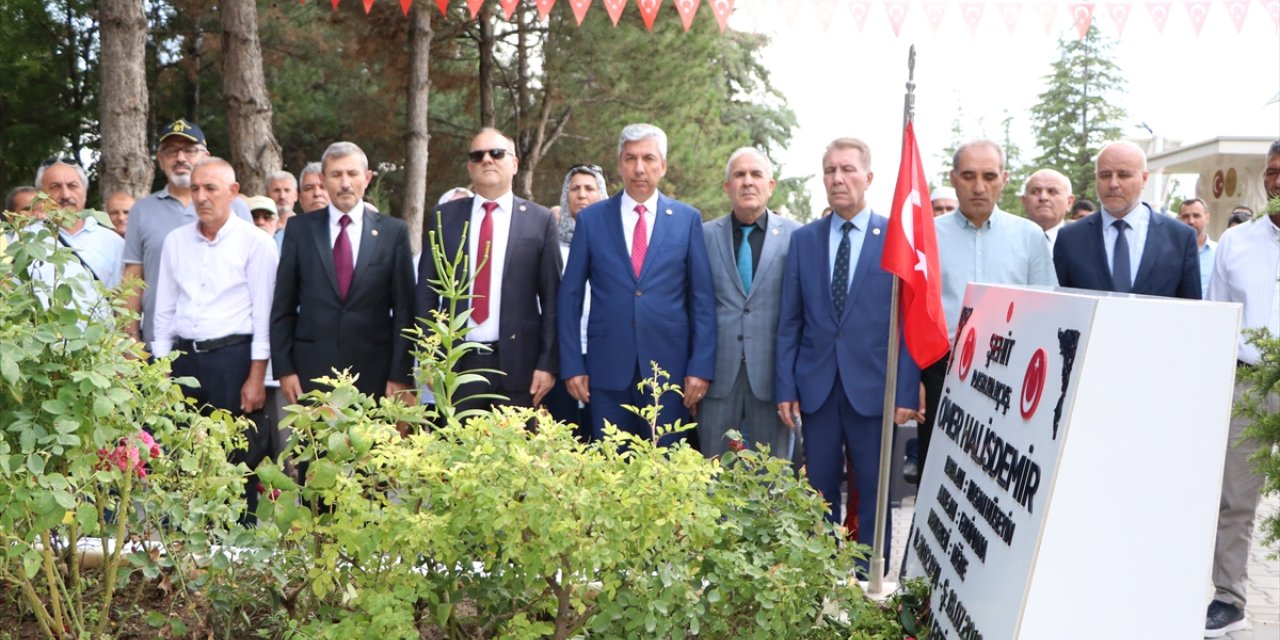 Emekli astsubaylardan şehit Ömer Halisdemir'in mezarına ziyaret