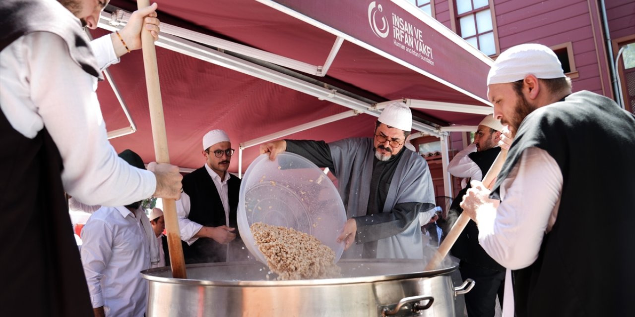 Sümbül Efendi Merkez Tekkesi'nde aşure kaynatıldı