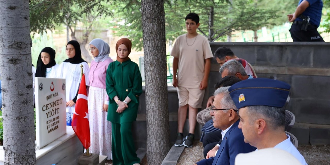 15 Temmuz şehidi komiser yardımcısı Cennet Yiğit, kabri başında anıldı