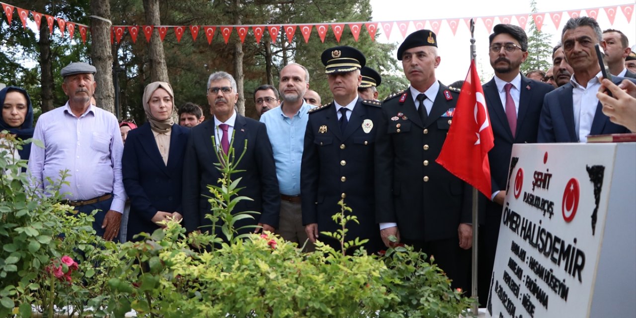 15 Temmuz kahramanı şehit Ömer Halisdemir'in kabri başında tören düzenlendi