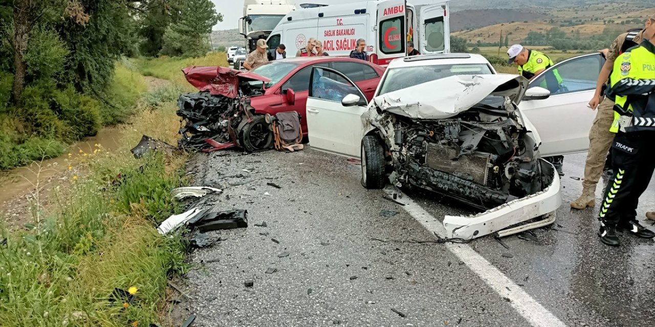 Erzincan’da iki otomobilin çarpışması sonucu 8 kişi yaralandı