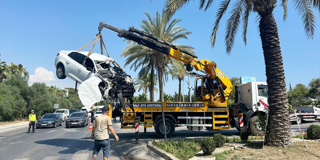 Alanya'da otomobil ile kamyonetin çarpışması sonucu 6 kişi yaralandı